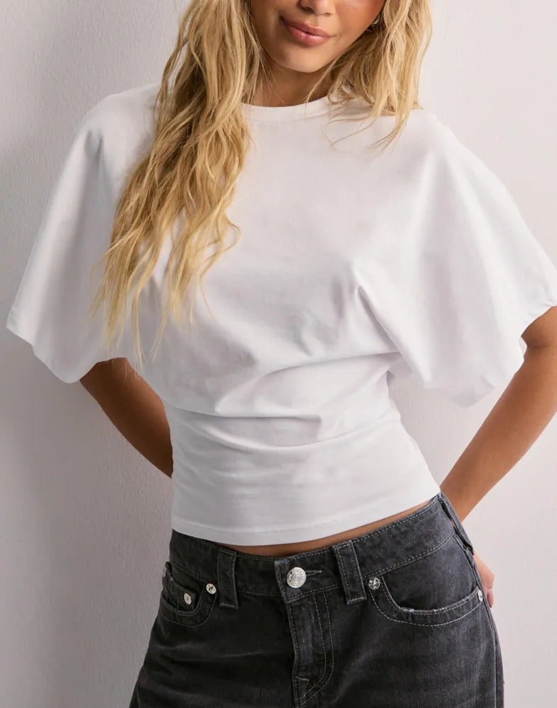 Top ajustado con mangas anchas
