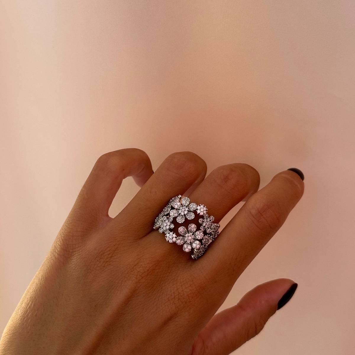Anillo de circonias
